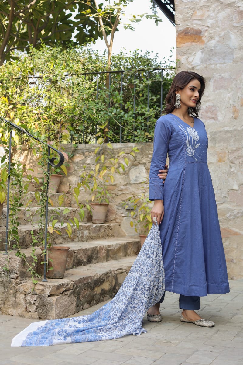 Blue Kurta Suit Set With Floral Embroidery